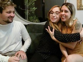 Cariño... Tu mejor amiga me pone muy burro,  ¿NOS LA FOLLAMOS? :))) Novios con suerte. Y van...